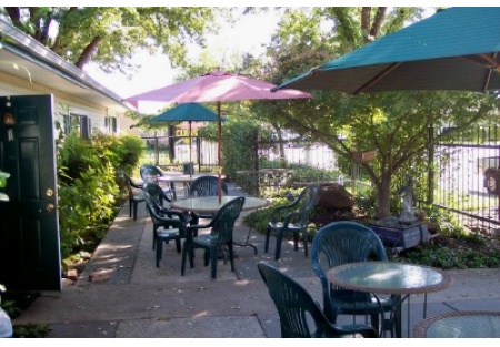 Super Cute Coffee House w/Drive Thru - Low Rent