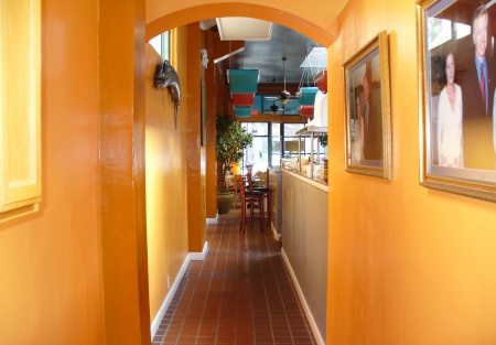 Beautiful Chic Restaurant w/Bar and Hard Liquor in Oakland