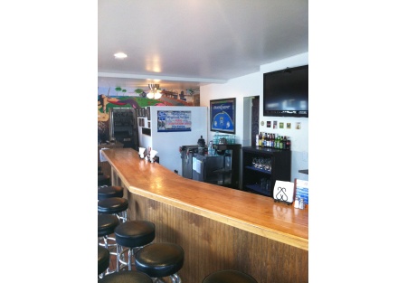 Beach Restaurant & Bar with Super Low Rent & Beer and Wine