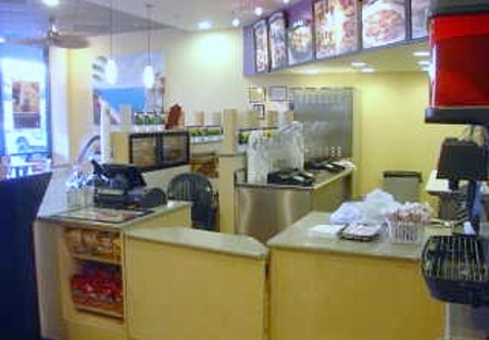 Smoothie and Sandwich Restaurant in Busy Shopping Center