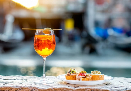 Restaurant & Bar – w/Real Estate – Incredible Views – 80+ Year History