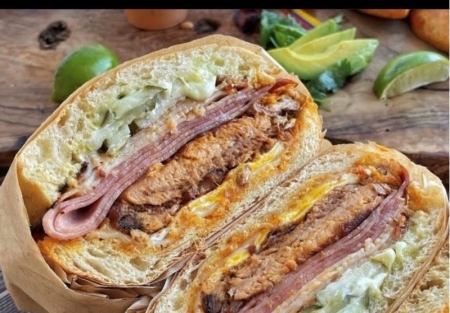 Delicious Sandwich shop with kitchen for sale in San Jose plaza